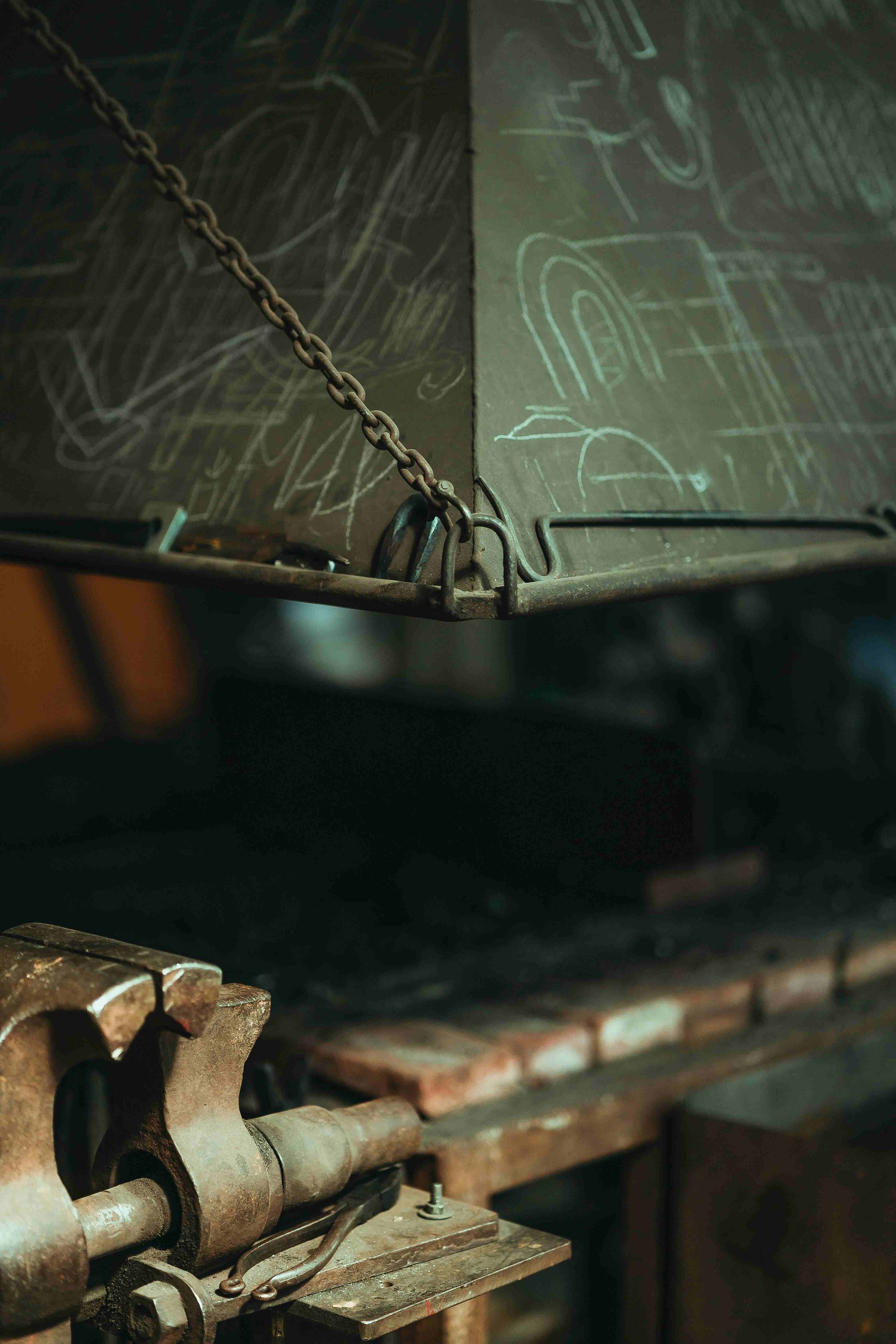 werkbank detail metall späne nahaufnahme_0044.jpeg